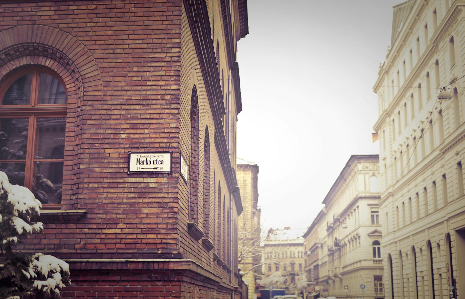Ceglaste kamienice przy ulicy Markó w Budapeszcie za dnia