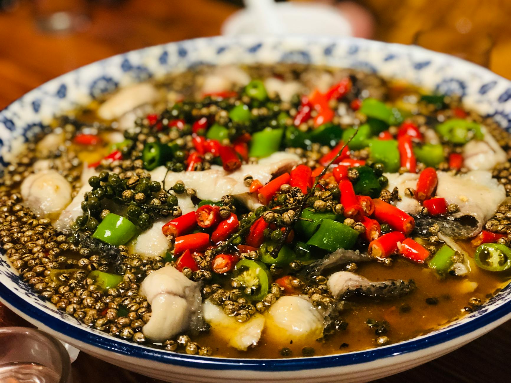 Pikantna chińska ryba z papryką w ozdobnej misce