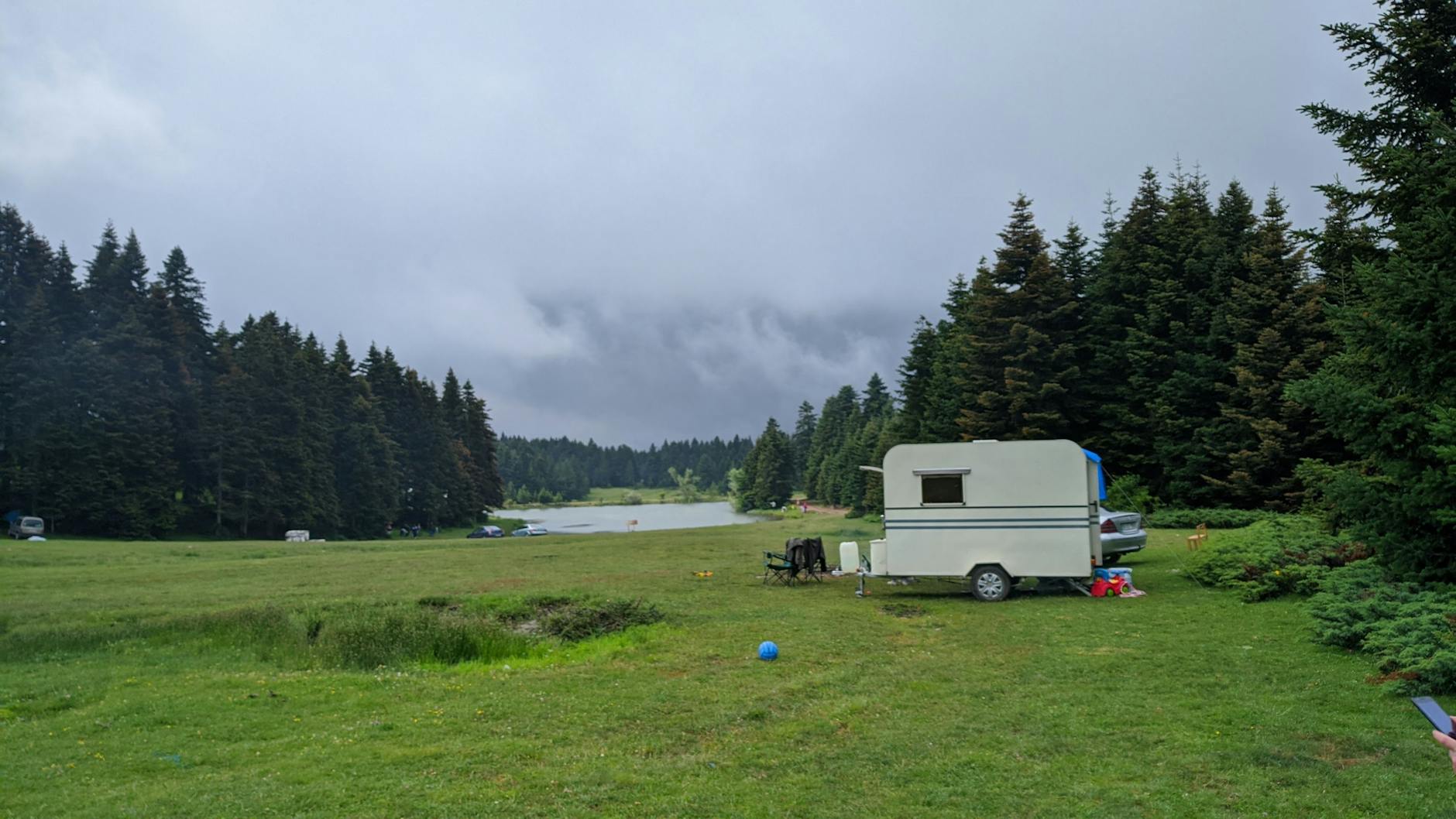Przyczepa kempingowa nad jeziorem w lesie w Turcji