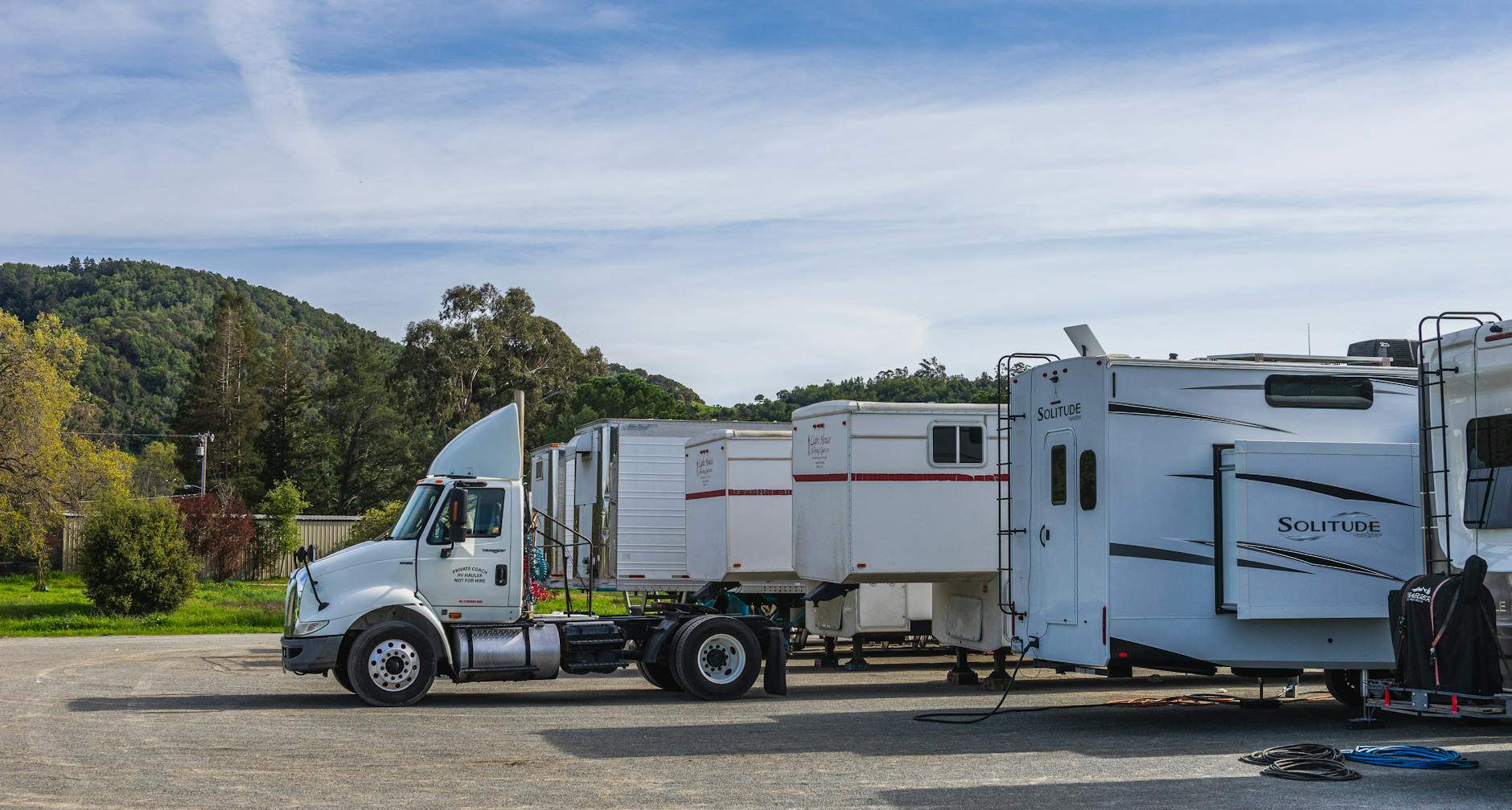 Kampery i przyczepy kempingowe zaparkowane u podnóża gór