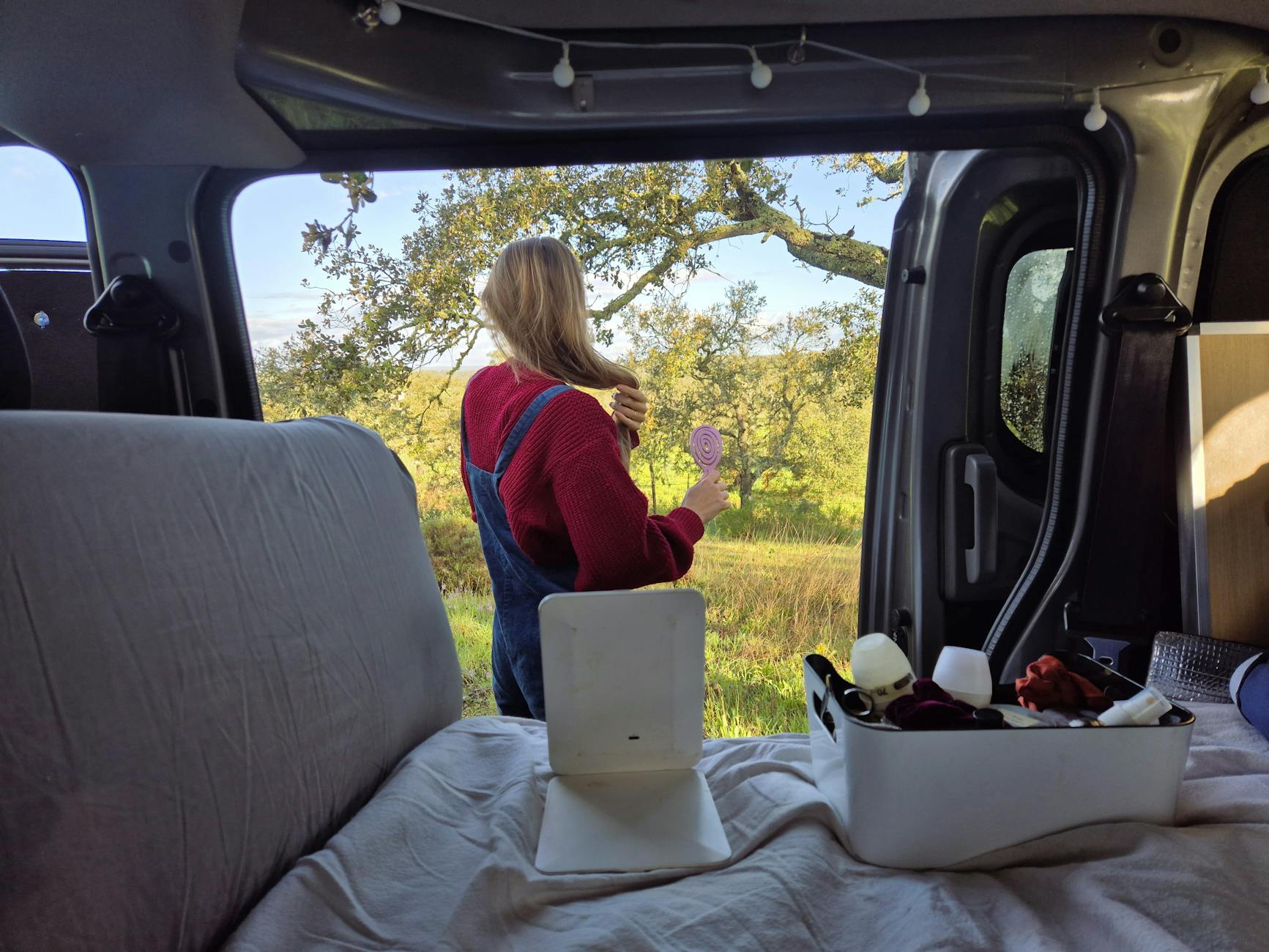 Kobieta przy drzwiach kampera podziwia widok podczas postoju