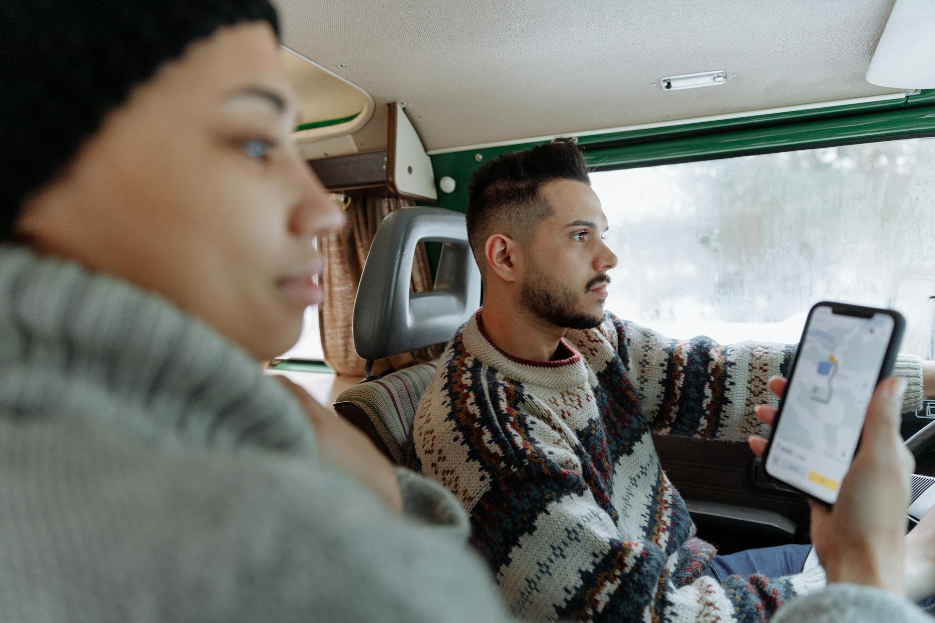 Para w kamperze korzysta z aplikacji nawigacyjnej podczas podróży