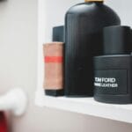 Perfumy i woda kolońska w eleganckich butelkach na półce w łazience