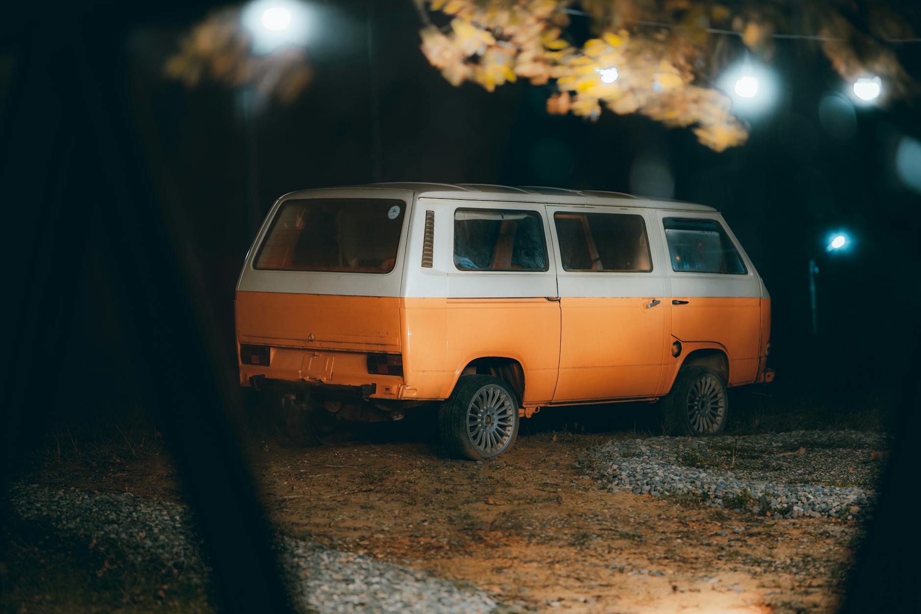 Retro kamper zaparkowany nocą pod lampami ulicznymi